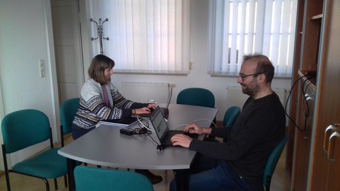 Team sitzt am Besprechungstisch