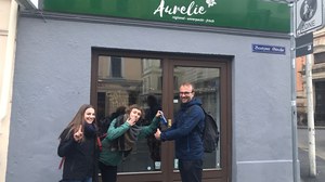 Ein Gruppenfoto vom DBU-Team vor einem unverpackten Laden in Zittau