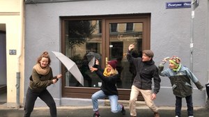 Ein Gruppenfoto vom DNK-Team vor einem unverpackten Laden in Zittau