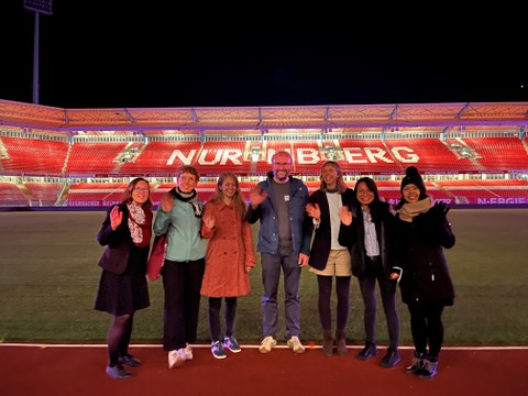 Foto der Teams, aufgenommen im Fußballstadion in Nürnberg während der NaMa Tagung