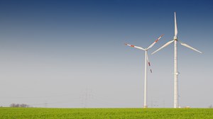 Windkrafträder auf freiem Feld