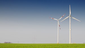 Windkrafträder auf freiem Feld