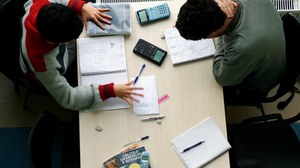 Studenten bei Hausaufgaben