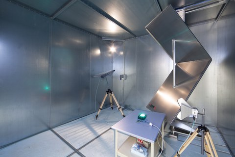 Modenverwirbelungskammer Innenraum mit Empfangsantennen, Modenrührer und Prüfling