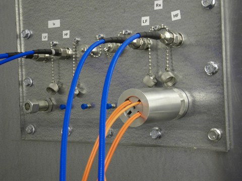 Durchführungen zur Modenverwirbelungskammer