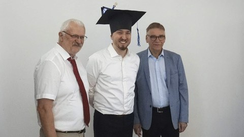 Gruppenfoto von Prof. Peter Holstein (Steinbeis Foundation), Dr. Steffen Seitz, Prof. Dr. Ronald Tetzlaff (beide TU Dresden)