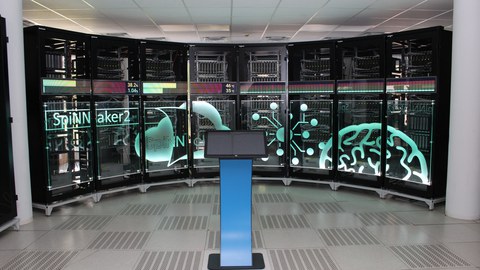 Fotographie des  Supercomputers "SpiNNcloud" an der TU Dresden