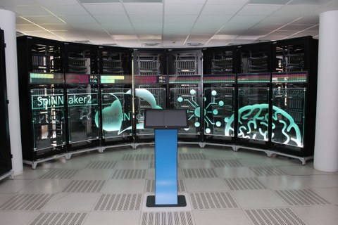 Fotographie des  Supercomputers "SpiNNcloud" an der TU Dresden