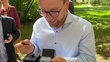 Christian Kupsch freut sich über sein Geschenk