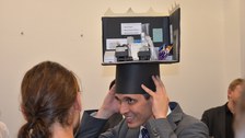 Aufsetzen des Doktorhutes