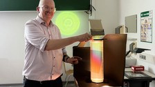 Prof. J. Czarske demonstrate effects of Light polarisation