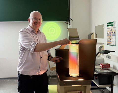 Prof. J. Czarske demonstrate effects of Light polarisation