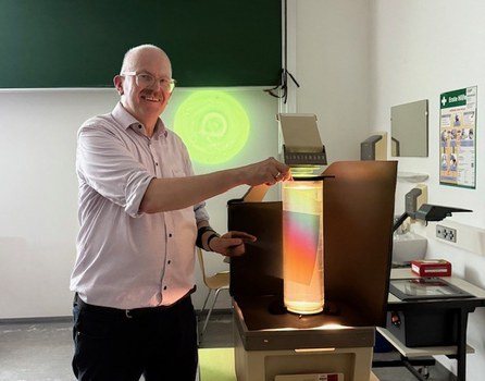 Prof. J. Czarske demonstrate effects of Light polarisation