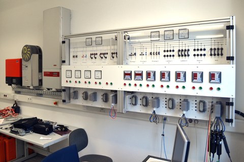 Schalttafel und PV-Wechselrichter des PV-EV-Labors