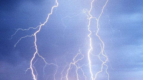 Gewitterblitz über Stadt