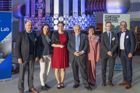 Gruppenfoto vor Hochspannungsanlage