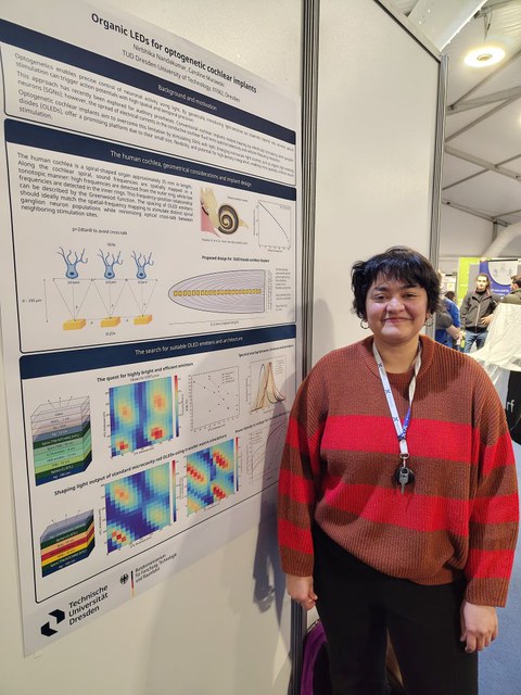 Nirbhika steht vor Ihrem Posterbeitrag auf der DPG Konferenz.
