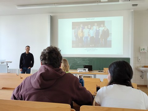 Rabiul präsentiert sein Vortrag auf der DPG Konferenz.