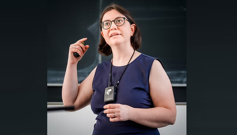 Frau Prof. Caroline Murawski gestikuliert beim Beantworten einer Fragestellung vor der Tafel.