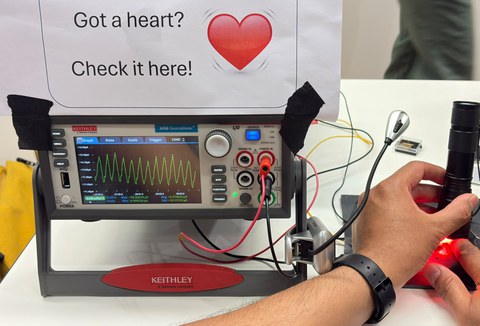Eine Messeinheit, welche den Strom einer organischen Photodiode misst. Die Lichtquelle ist eine Taschenlampe mit rotem Licht. In 10 Sekunden sind 12 Maxima zu sehen, also ist die Herzfrquenz der Person 72 bpm.