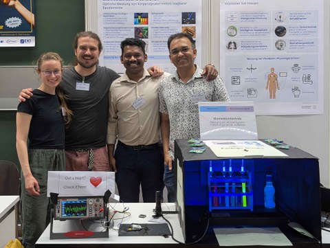 Die vier Mitarbeiter Miriam, Ron, Sudhi und Rabiul (v.l.n.r) vom Institut für Festkörperelektronik am Unitag-Stand