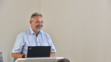 Der Dekan der Fakultät Elektrotechnik und Informationstechnik Prof. Dr. Andreas Richter hält ein Grußwort zum Auftakt des Kolloquiums
