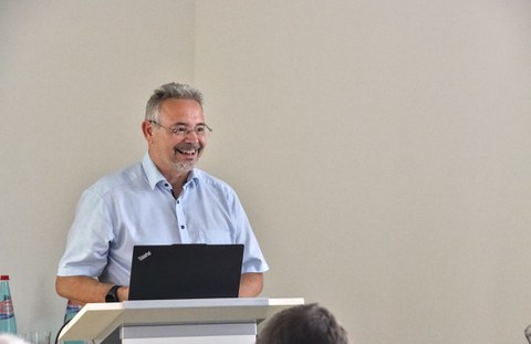 Der Dekan der Fakultät Elektrotechnik und Informationstechnik Prof. Dr. Andreas Richter hält ein Grußwort zum Auftakt des Kolloquiums