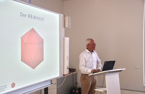 Prof. Dr. Gerald Gerlach und die Geschichte von Kristall-Symbol des Instituts für Festkörperlektronik