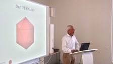 Prof. Dr. Gerald Gerlach und die Geschichte von Kristall-Symbol des Instituts für Festkörperlektronik