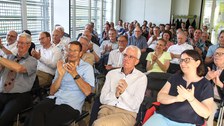Das Publikum applaudiert dem Vortragenen