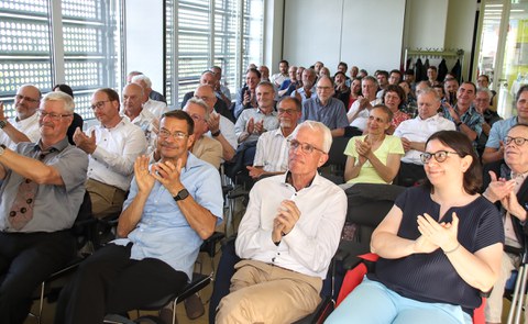Das Publikum applaudiert dem Vortragenen