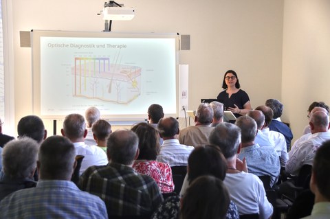 Prof. Dr. Caroline Murawski, Leiterin des Instituts für Festkörperlektronik, zeigt das künftige Potential für Weiterentwicklung  am Institut im Bereich biomedzinischer Technik auf