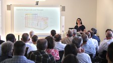 Prof. Dr. Caroline Murawski, Leiterin des Instituts für Festkörperlektronik, zeigt das künftige Potential für Weiterentwicklung  am Institut im Bereich biomedzinischer Technik auf