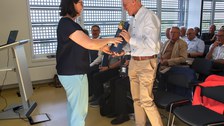 Als Dankeschön bekamen die Redner des Kolloquiums ein Präsent geschenkt
