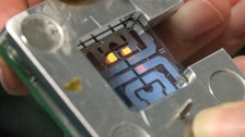Leuchtende Pixel einer organischen Leuchtdiode im Optik Labor von Prof. Murawski