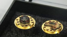 Zwei gesockelte Infrarot-Schwingquarzsensoren