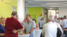Networking mit Drinks und Snacks nach der Labortour