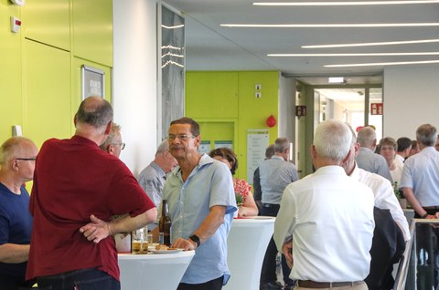 Networking mit Drinks und Snacks nach der Labortour