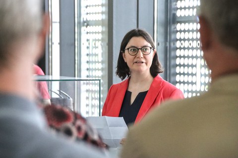 Prof. Caroline Murawski bei der Rede des Sektempfangs