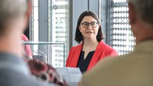 Prof. Caroline Murawski bei der Rede des Sektempfangs
