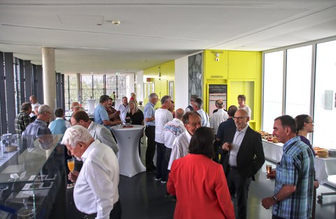 Vorraum des Vortragssaal beim Werner-Hartmann-Bau. Der Sektempfang finder statt.