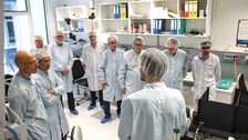 Labortour im Optiklabor für OLEDs und OPDs