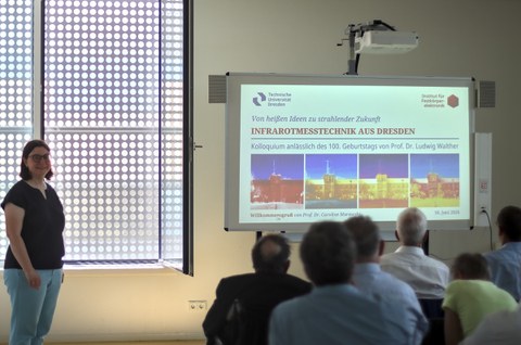 Prof. Caroline Murawski zitiert aus Prof. Dr. Luwdig Walters Gutachten zur seiner Doktorarbeit - Er war ein geschickter Experimentator, seine Arbeit hatte kluge Beschränkungen auf das wesentliche und war klar gegliedert. 