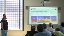 Prof. Caroline Murawski zitiert aus Prof. Dr. Luwdig Walters Gutachten zur seiner Doktorarbeit - Er war ein geschickter Experimentator, seine Arbeit hatte kluge Beschränkungen auf das wesentliche und war klar gegliedert. 