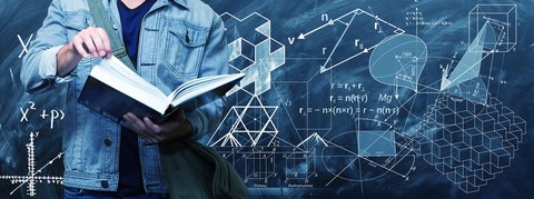 Bild: im Hintergrund eine Tafel mit mathematischer Formeln und Diagrammen. Im Vordergrund ein junger Man, der ein großes Buch hält. Sein Kopf ist nicht sichtbar