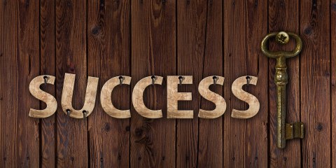Grafaik: Schrift lautet "Success", daneben hänbgt ein Schlüssel