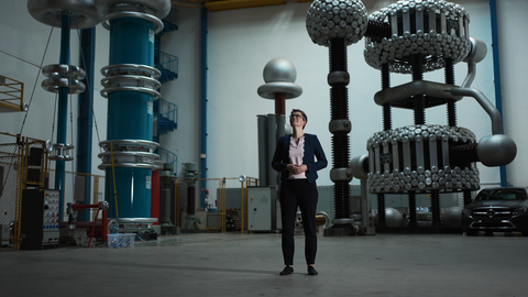 Prof. Maria Kosse in der Hochspannungshalle