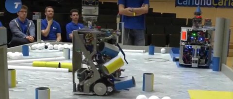 Zwei Roboter lösen auf dem Spielfeld die Aufgaben.