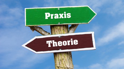 2 Wegweisschilder, die Schrift lautet "Theorie" und "Praxis"