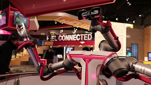 Der Zweiarmroboter, den das 5G Lab Germany auf dem Mobile World Congress 2017 in Barcelona präsentiert hat.